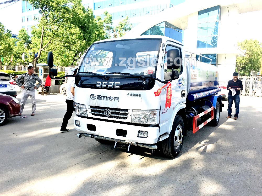 到湖北程力集團(tuán)訂購(gòu)灑水車，現(xiàn)貨供應(yīng)隨時(shí)出發(fā)