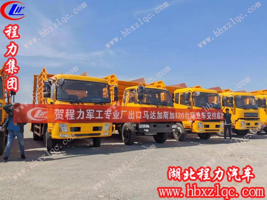 交車儀式現(xiàn)場(chǎng)，工人們自豪的拉起了橫幅