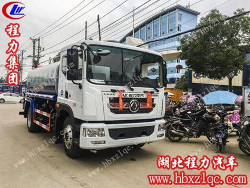 東風(fēng)D9噴霧車(chē)整裝完畢，奔赴“戰(zhàn)場(chǎng)”