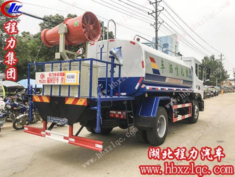 東風(fēng)D9噴霧車(chē)在交付客戶的路上