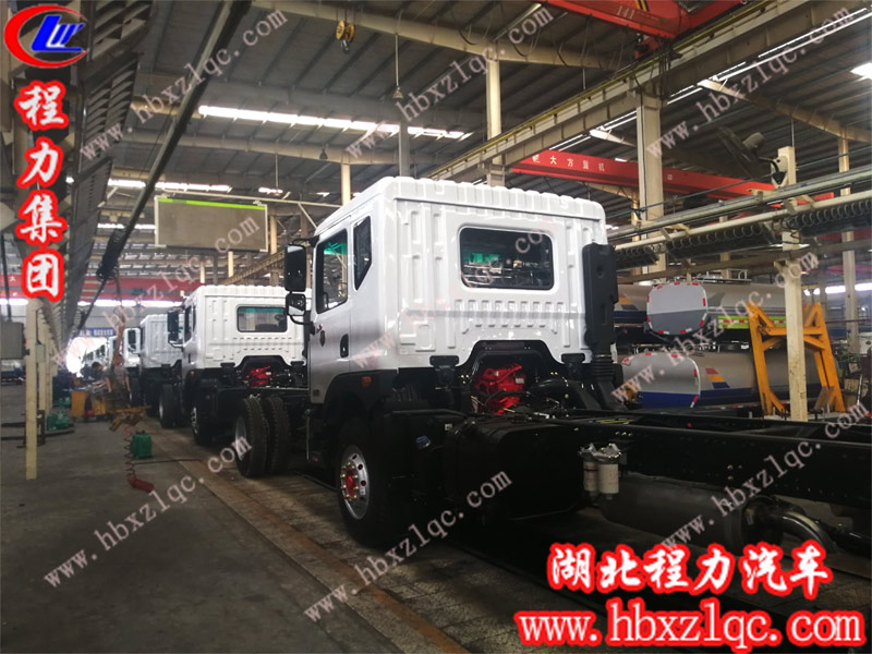 程力集團(tuán)灑水車車間大量現(xiàn)車訂做中，欲購從速
