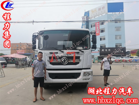 湖南岳陽宋總喜提程力集團(tuán)12方東風(fēng)多利卡D9灑水車一臺(tái)！