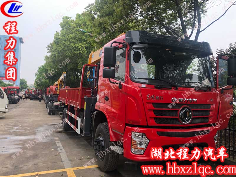 東風(fēng)暢行隨車吊已經(jīng)完工，停在車間門口