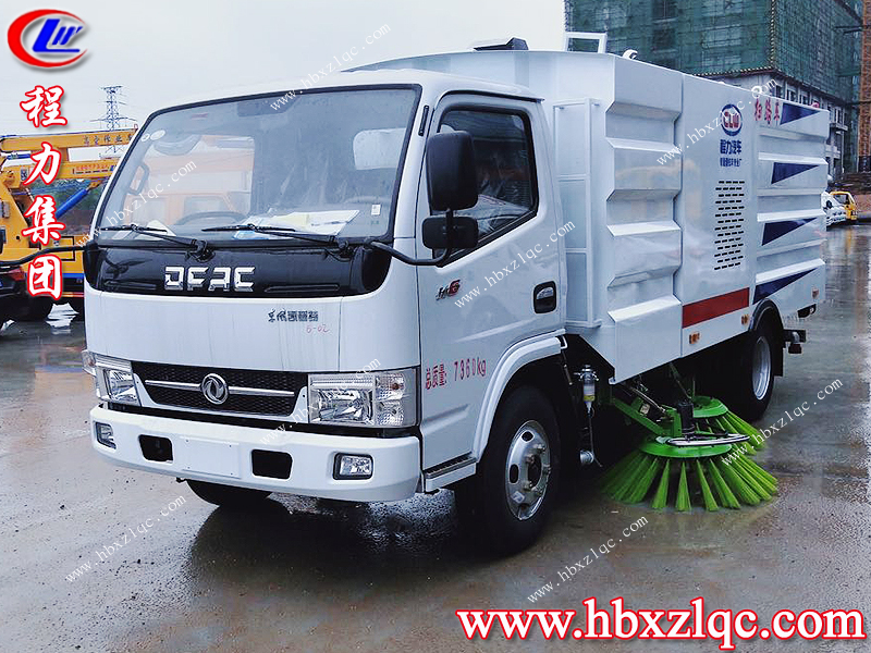 程力集團(tuán)，又一臺(tái)東風(fēng)多利卡功能掃路車開往河北路上