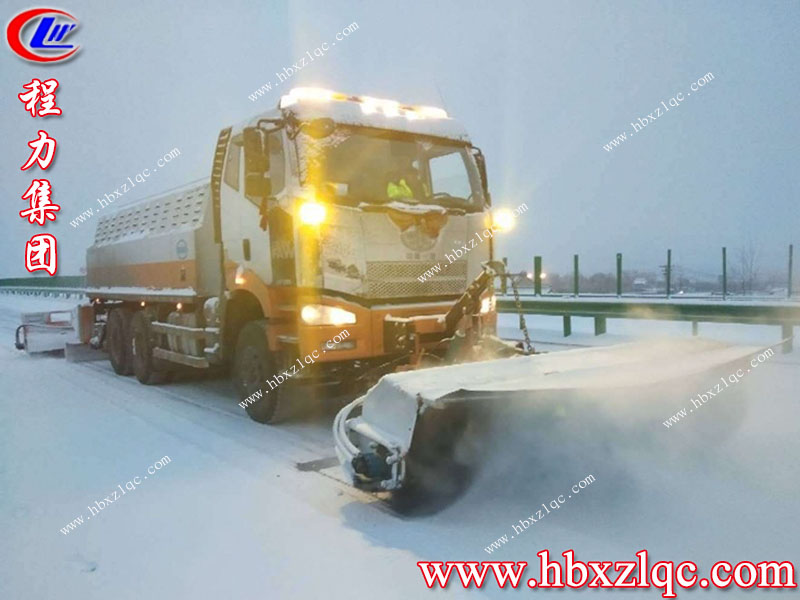 還在使用人工除雪鏟嗎？大雪紛飛的北方已經(jīng)用上湖北程力集團的最新除雪車