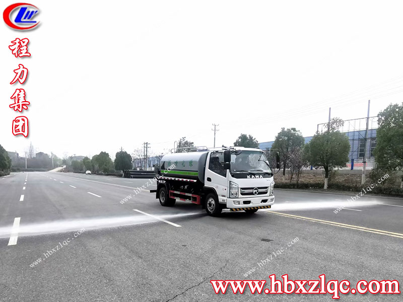 清明煙雨細(xì)——湖北程力凱馬6方灑水車風(fēng)雨不誤，在線試車。