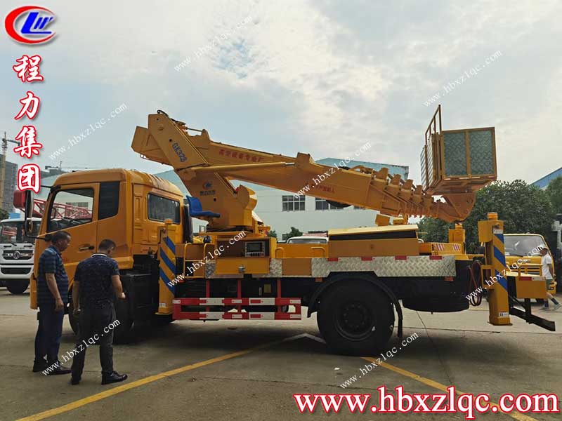 湖北程力新鮮出爐進(jìn)口臂32米天錦直臂高空作業(yè)車，客戶正在驗(yàn)車