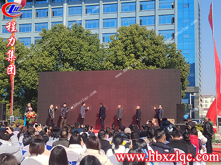 各級領導，嘉賓相聚在今天參加舉升裝備專業(yè)廠的開業(yè)典禮